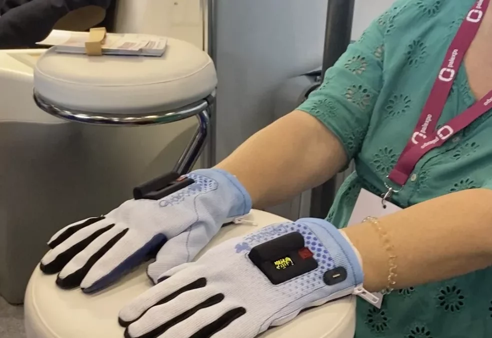 How to manage joint pain with an electronic glove treatment